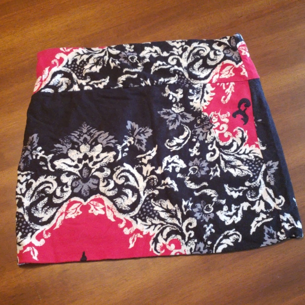 Black/white/red pattern mini skirt, small